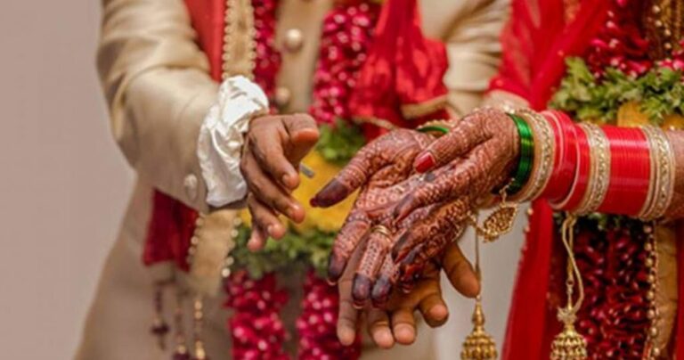 വിവാഹ വേദിയില്‍ അടിച്ച് ഫിറ്റായി നിലയുറയ്ക്കാതെ വരന്‍, പൊട്ടിക്കരഞ്ഞ് വധു, പിന്നീട് സംഭവിച്ചത്…