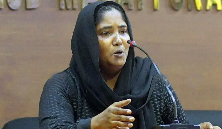 ആതിരയുടെ വൈറൽ പാട്ട്: തനിക്കെതിരെ തെറ്റായ പ്രചാരണമെന്ന് തെരുവുഗായിക ഫൗസിയ