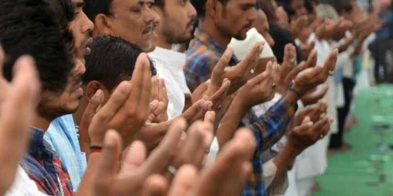 യാത്രക്കിടെ രണ്ടുപേര്‍ക്ക് നമസ്കരിക്കാനായി ബസ് നിർത്തി, ഡ്രൈവർക്കും സഹായിക്കും സസ്പെൻഷൻ